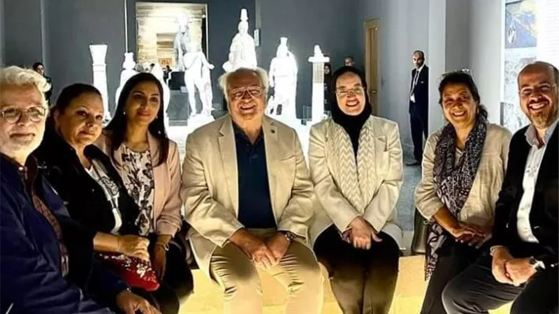 ملك مصر السابق فى زيارة للمتحف اليوناني الروماني بالإسكندرية