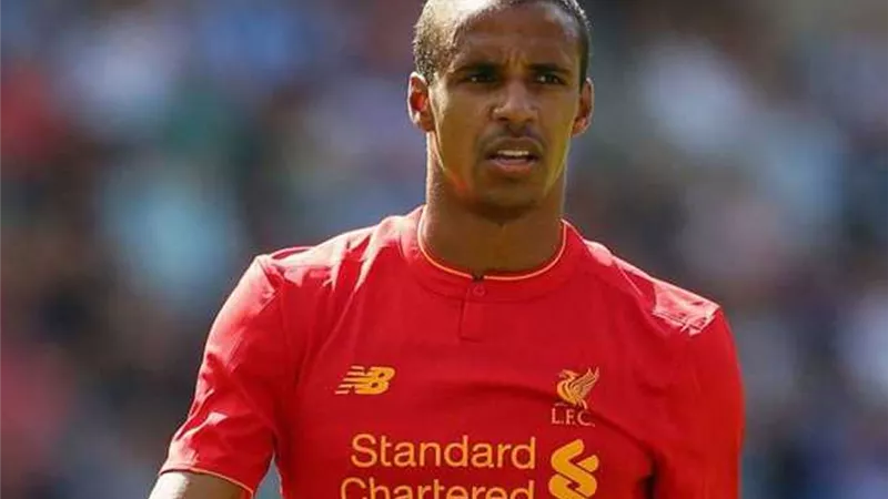 لاتسيو وروما يفاوضان مدافع ليفربول