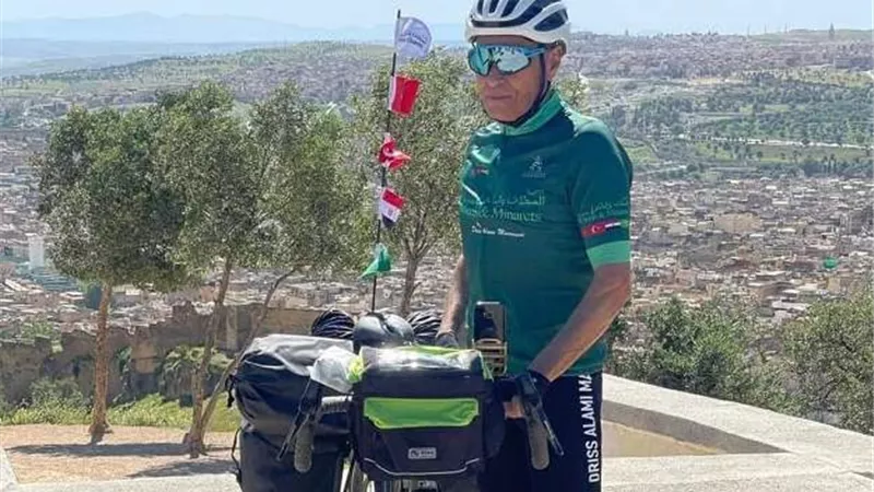 البطل العالمى مرونى من المغرب إلي بني سويف علي الدراجه