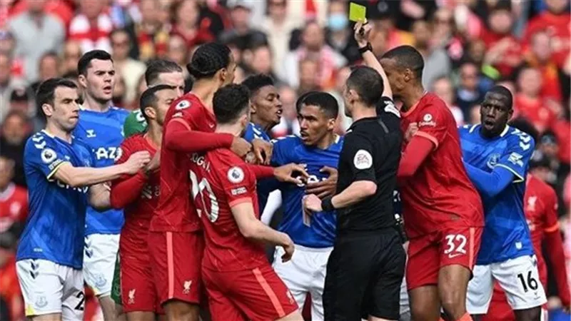 ضربة جزاء لإيفرتون ضد ليفربول .. والفار يلغيها للتسلل