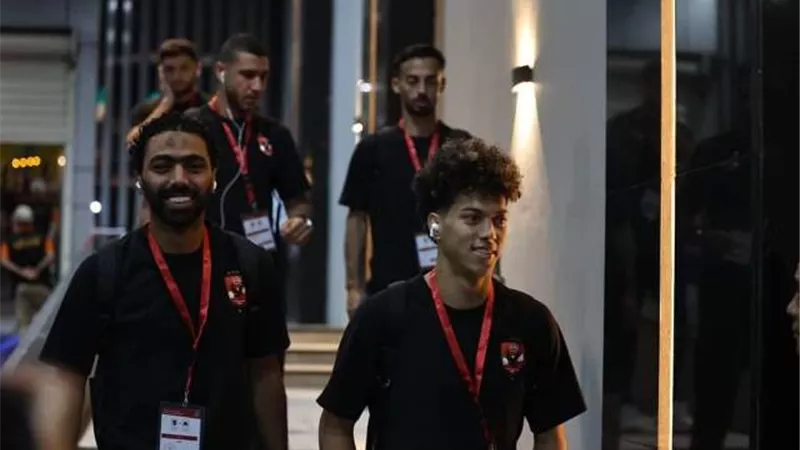 عاشور والشحات على دكة بدلاء الأهلي فى مباراة مازيمبي