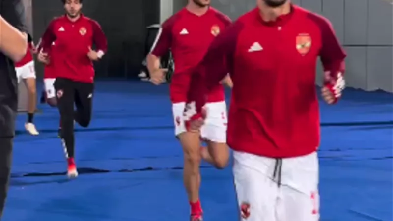 شاهد .. إحماء لاعبي الأهلي قبل انطلاق مباراة مازيمبي