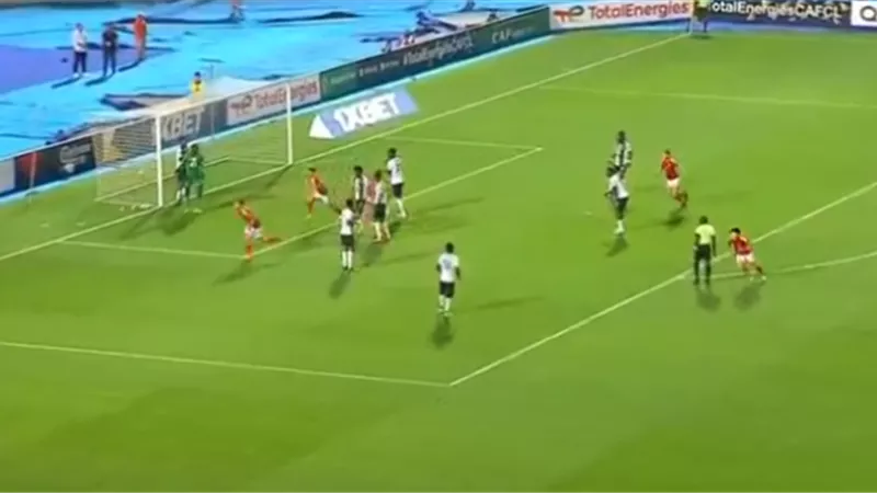 عبد المنعم يفتتح التسجيل للأهلي برأسية فى مرمى مازيمبي
