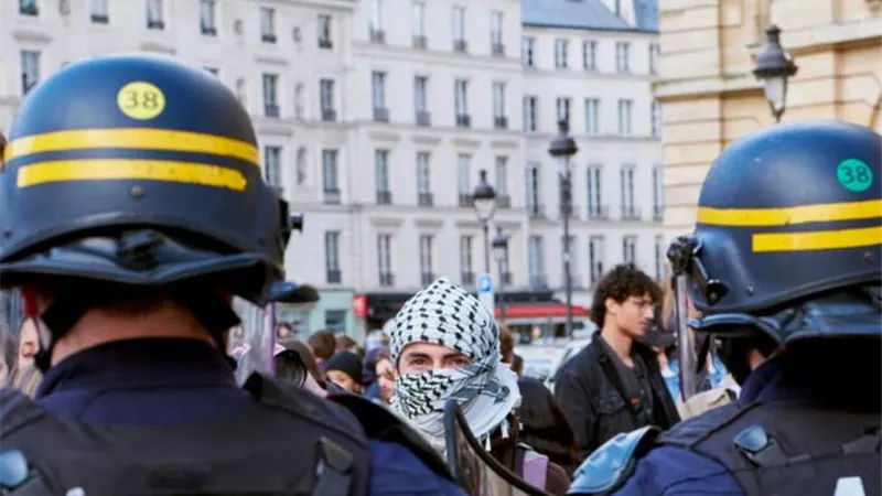 الشرطة الفرنسية تبدأ تفريق مئات الطلاب المعتصمين دعما لفلسطين