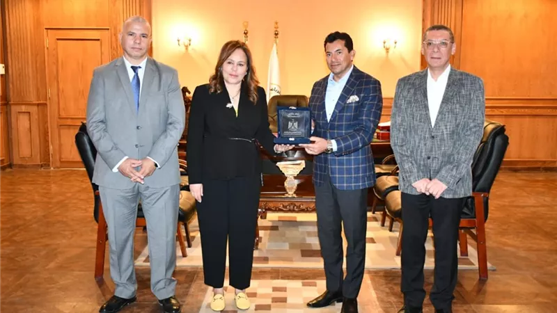 وزير الرياضة يلتقي رئيس الاتحاد الافريقي للكرة الطائرة