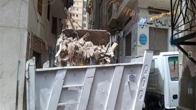 رفع ١٤٥ طن اتربه وانقاض بكوم الشفافة وشوارع الامان والرحمة