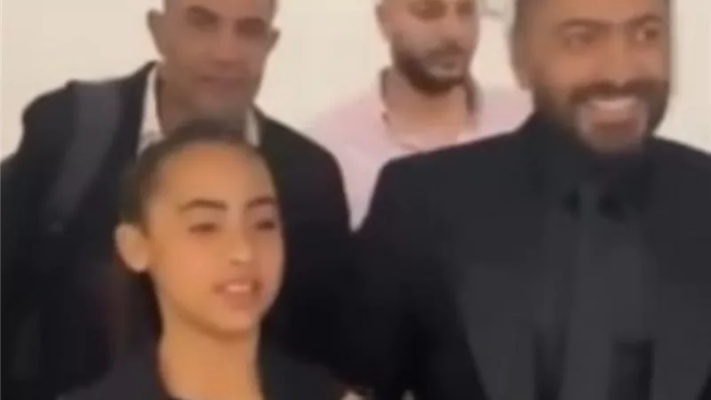 قصة الفيديو.. تامر حسنى يعين أبنتة ميرة أعماله لمدة يوم