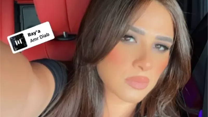 ياسمين عبد العزيز تثير الجدل من داخل سيارة فارهة