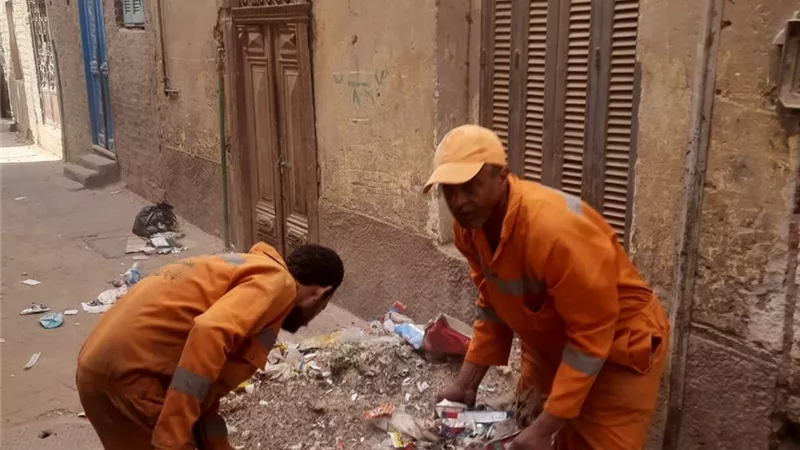 محافظ أسيوط: حملات نظافة مكثفة وتسوية الطرق غير المرصوفة