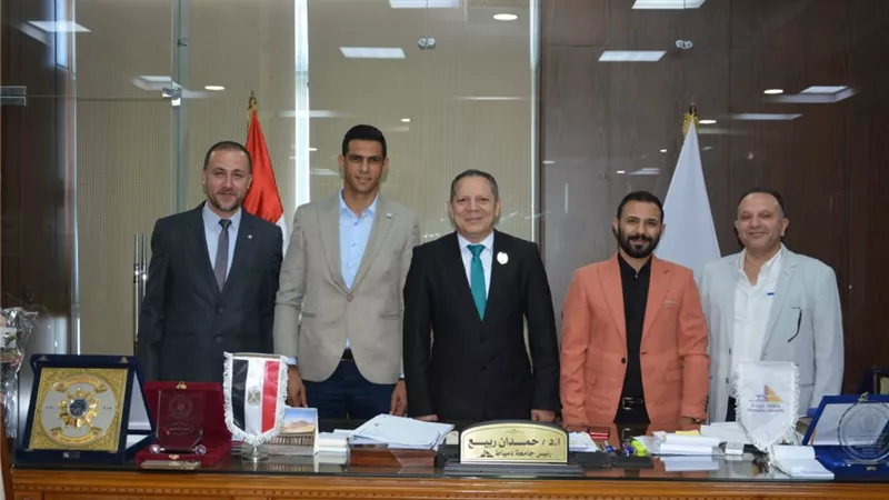 رئيس جامعة دمياط يستقبل الحكم الدولي الدكتور محمد معروف
