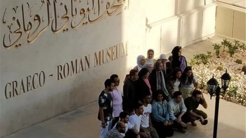 فوتو سيشن المتحف اليونانى الرومانى اكل الجو