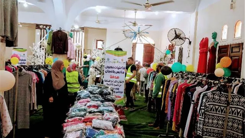 محافظ كفر الشيخ توزيع 3600 قطعة ملابس على 360 أسرة مجانا