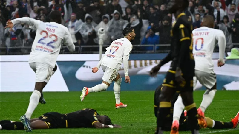 ليون يهزم موناكو بثلاثية.. ويُهدي سان جيرمان لقب الدوري الفرنسي