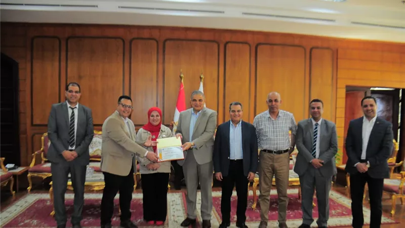 تكريم الفريق الطبي المشارك بالقوافل الطبية بجامعة كفر الشيخ