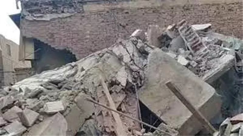 انتهاء حياة عامل وإصابة أب ونجله فى انهيار منزل بسوهاج