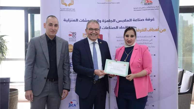 توزيع شهادات التقدير علي المتميزين في الدورات التدريبية