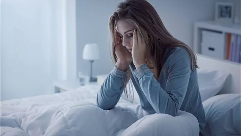 أبرز أسباب طنين الأذن عند النوم .. إصابات الرأس أو الرقبة
