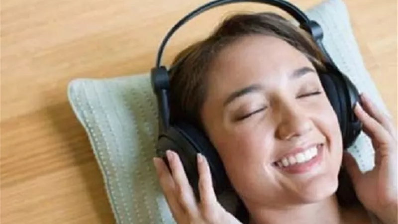 كيفية التخفيف من طنين الأذن عند النوم