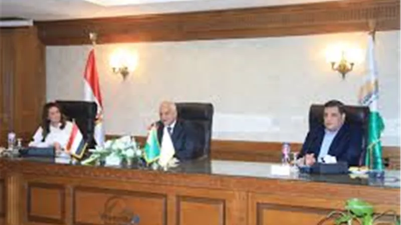 راشد يسلم منحا مالية لــ ٣٥ فتاه من اليتيمات