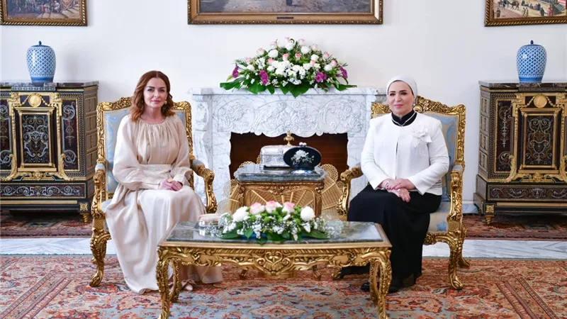 السيدة انتصار السيسي ترحّب بضيفة مصر قرينة رئيس مجلس رئاسة البوسنة والهرسك
