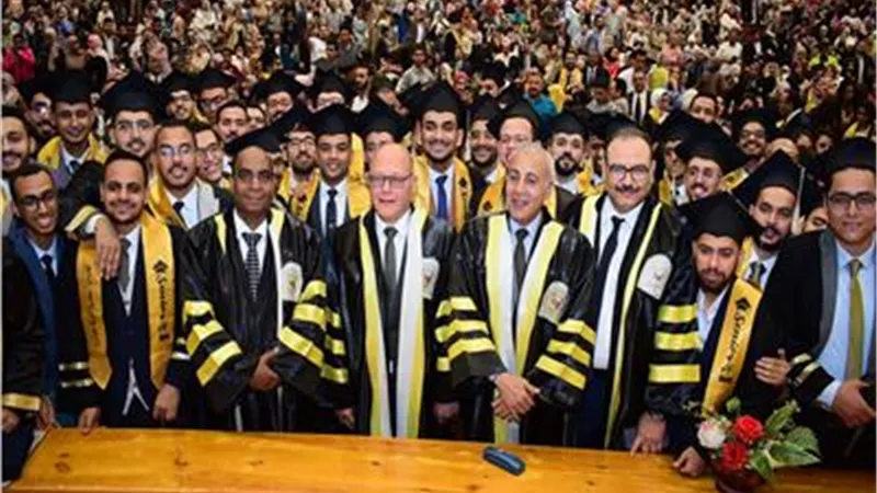 فرحه عارمة لطلاب طب سوهاج خلال حفل تخرجهم