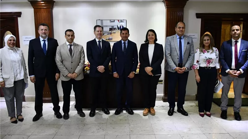وزير الشباب يبحث مع سفير اسبانيا سُبل إنهاء إجراءات سفر لاعبي المشروعات القومية