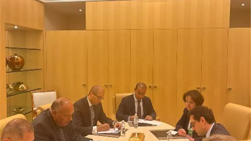 على هامش المنتدى الاقتصادي العالمي.. وزير الخارجية يلتقي نظيره الفرنسي