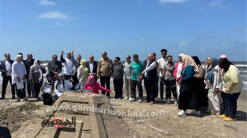 طلاب التربية النوعية بالمنوفية يبدعون في النحت علي رمال بور سعيد