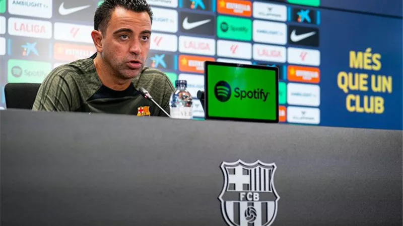 تشافي : برشلونة يشبه السفينة الدوارة وأشعر أنني يجب أن أستمر