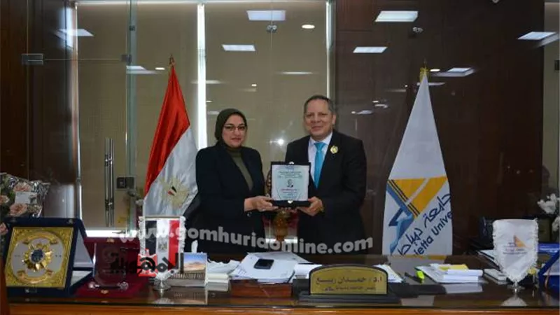 رئيس جامعة دمياط يتسلم درع مؤتمر الإتجاهات الدولية الحديثة