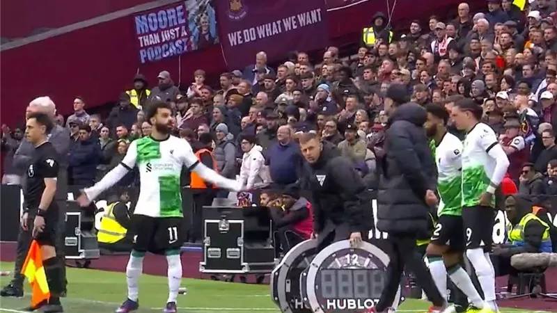 قارئ شفاه محترف يكشف كلمات محمد صلاح الغاضبة لـ كلوب