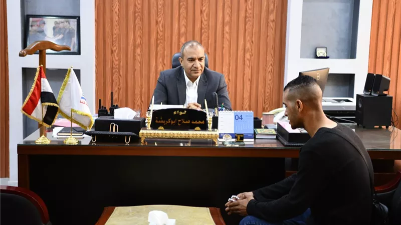 محافظ قنا :يستقبل عددا من المواطنين لبحث شكاواهم ومطالبهم