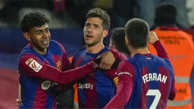 برشلونة يحسم موقفه من تجديد عقد سيرجي روبيرتو