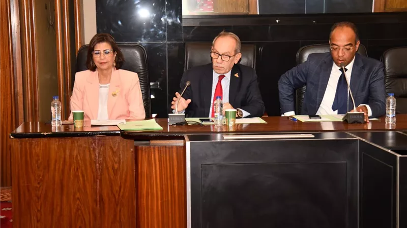 صحة الشيوخ: تناقش تحديات تطبيق منظومة التأمين الصحي الشامل