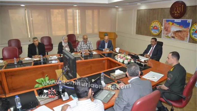 محافظ مطروح يناقش مشروع إعداد المخططات التفصيلية للمناطق الصناعية