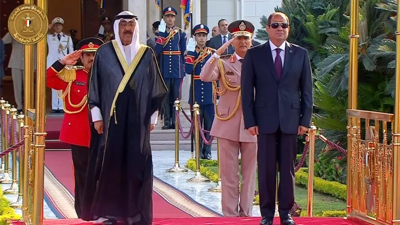 الرئيس السيسي وأمير الكويت يستعرضان حرس الشرف بقصر الاتحادية