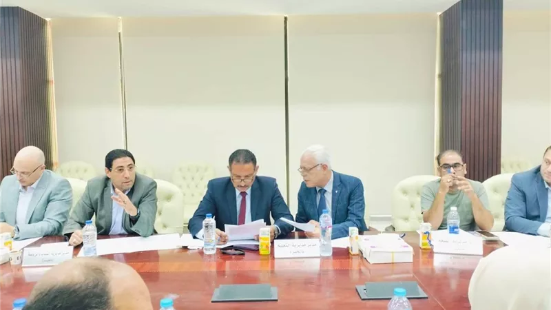 مدير تعليم الجيزة يناقش المستجدات بمدارس المحافظة