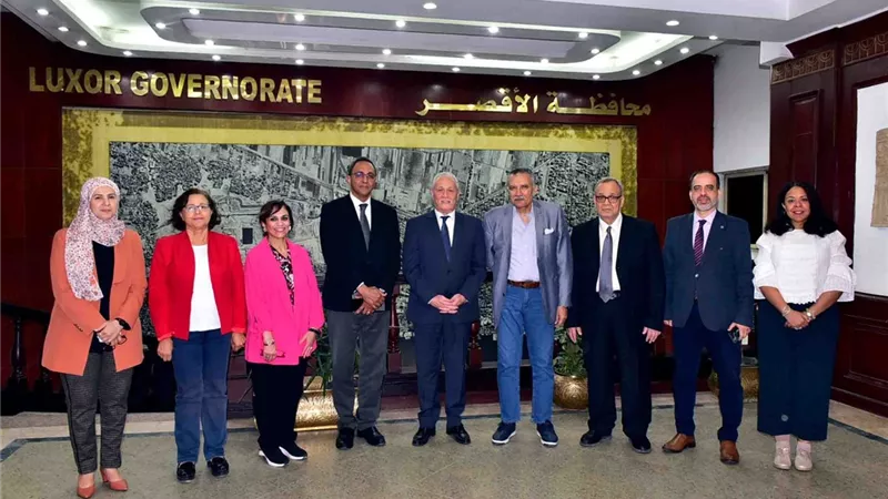 وفد الدعم الفنى لوزارة التنمية المحلية يلتقى محافظ الأقصر