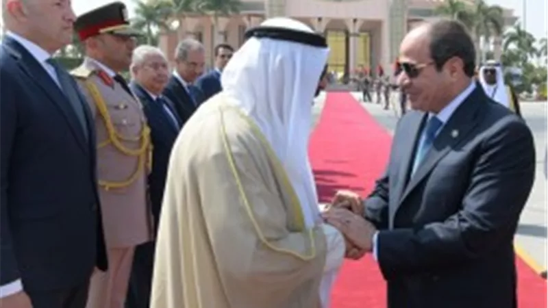 الرئيس السيسي يودع أمير دولة الكويت في مطار القاهرة الدولي