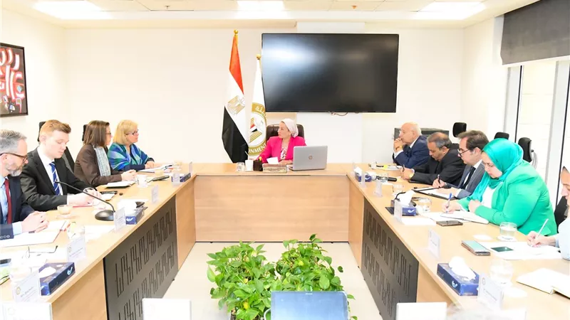 وزيرة البيئة تبحث تطوير السياسات المحفزة للاقتصاد الأخضر