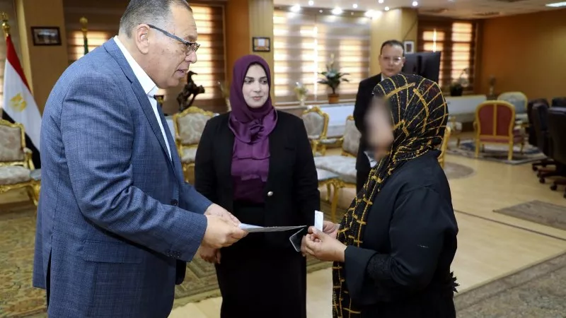 محافظ الشرقية يُسلم وحدة سكنية لإحدى السيدات الأولى بالرعاية