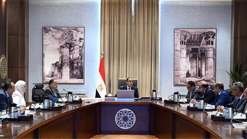 رئيس الوزراء يناقش سبل تنمية سوق الأوراق المالية