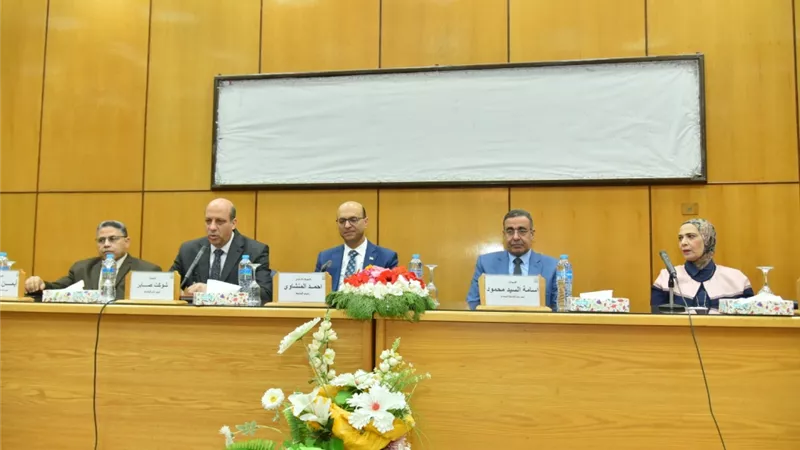 رئيس جامعة أسيوط يناقش دعم العملية التعليمية مع امناء الكليات