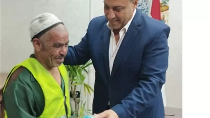 رئيس حي جنوب الجيزة يكرم ٥ عمال في عيدهم