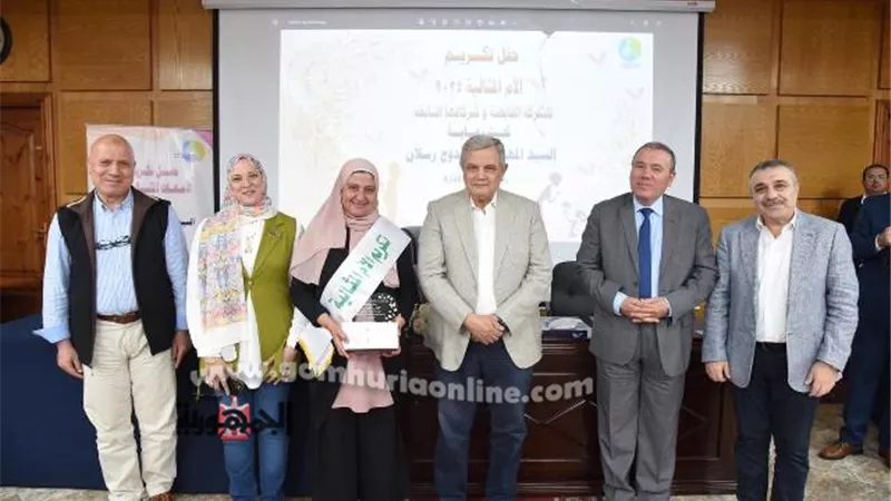 رئيس القابضة للمياه يكرم الأم المثالية بشركة دمياط
