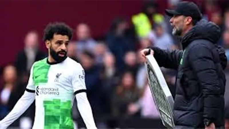 مهاجم وست هام يكشف تفاصيل حوار كلوب وصلاح