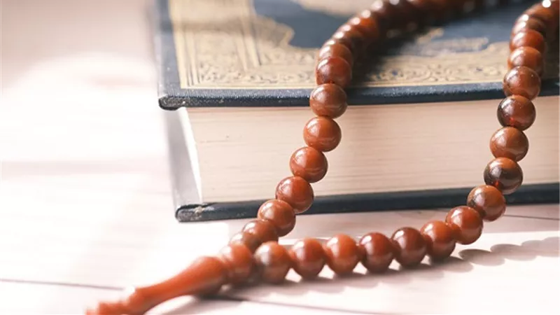 تحذير التسبيح باليد اليسرى والمسبحة مرفوض لهذا السبب