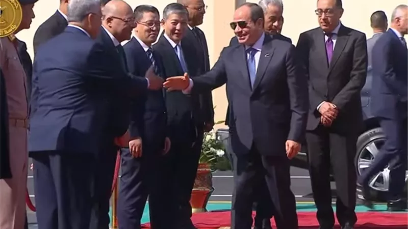 الرئيس السيسي يصل مقر الاحتفال بعيد العمال بالعاشر من رمضان