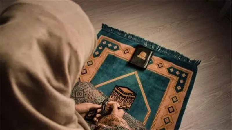 هل يجوز للمرأة الصلاة جلوسا فى الأماكن العامة؟