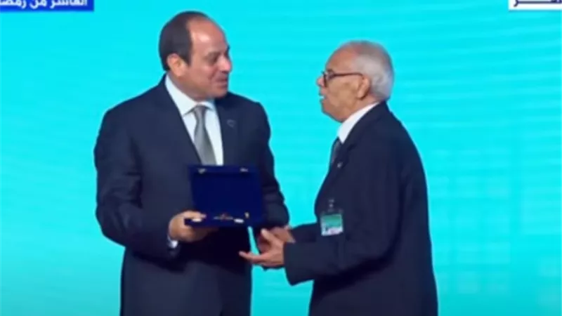 الرئيس يكرم عددا من النماذج العمالية المتميز باحتفالية عيد العمال